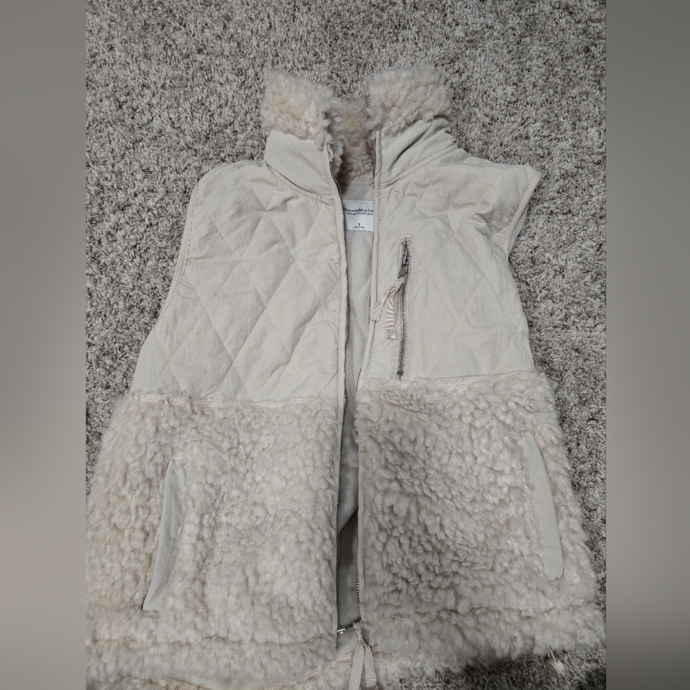 Abercrombie & Fitch Soft Cream Quilted Vest